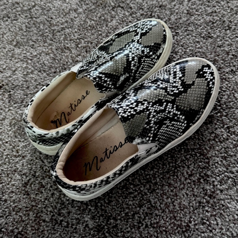 Low top snake skin sneakers. Size 6